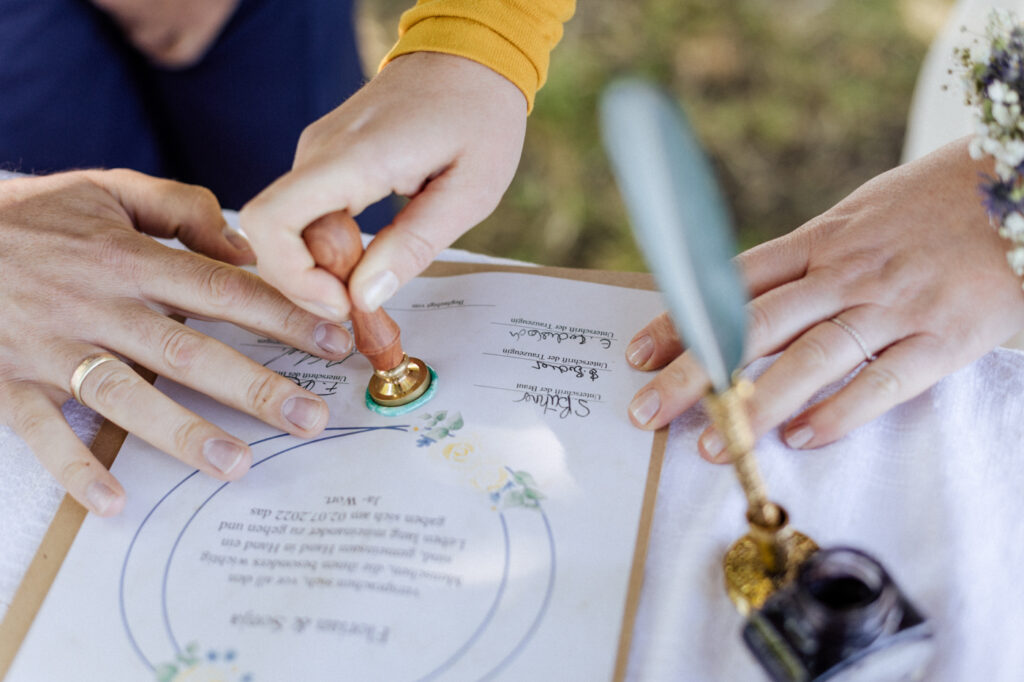 Hochzeitsurkunde an einer freien Trauung mit der Traurednerin Julia von Amazing Moments in Göppingen