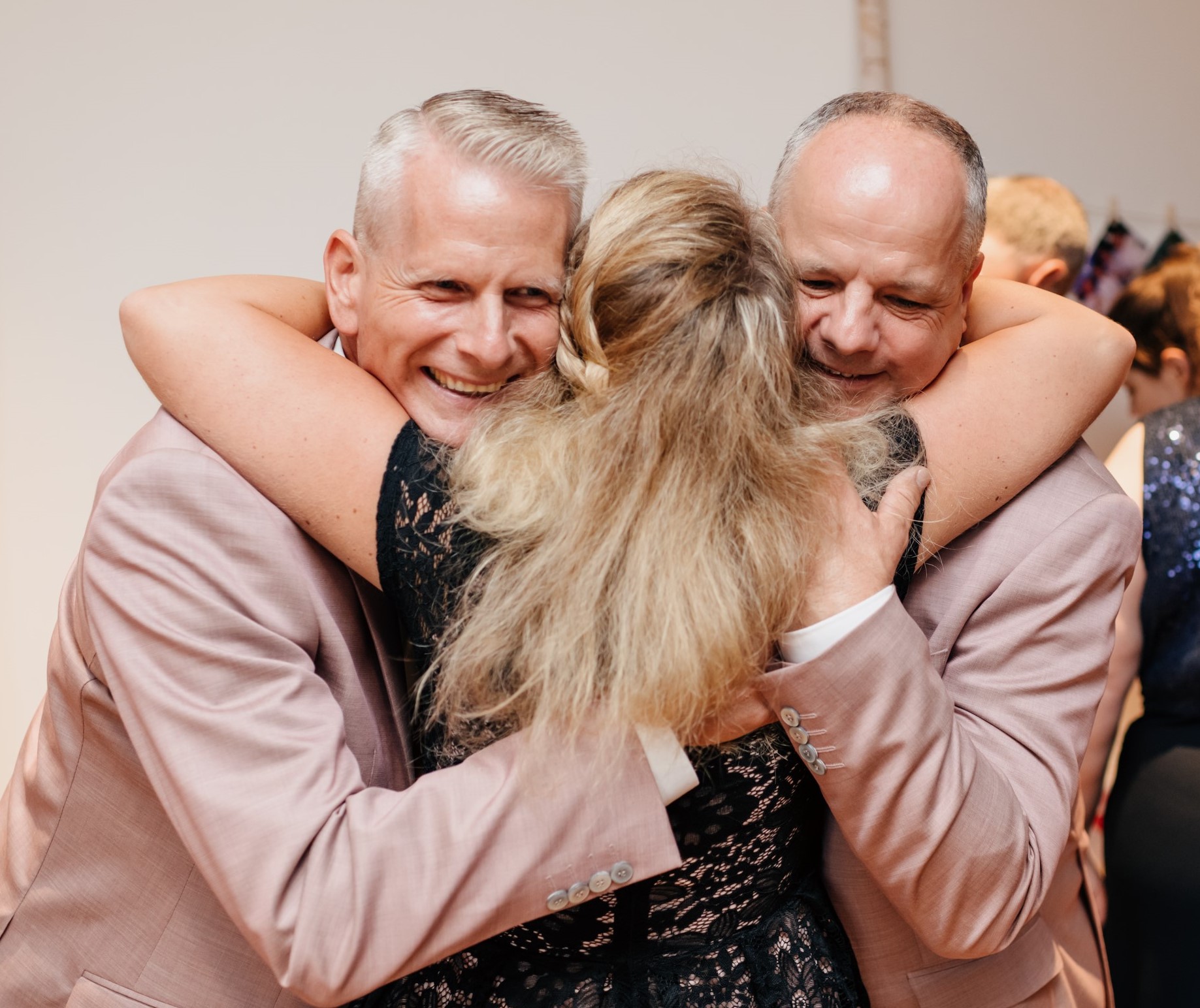 Hochzeitspaar mit der freien Traurednerin Julia von Amazing Moments nach der freien Trauung in Esslingen