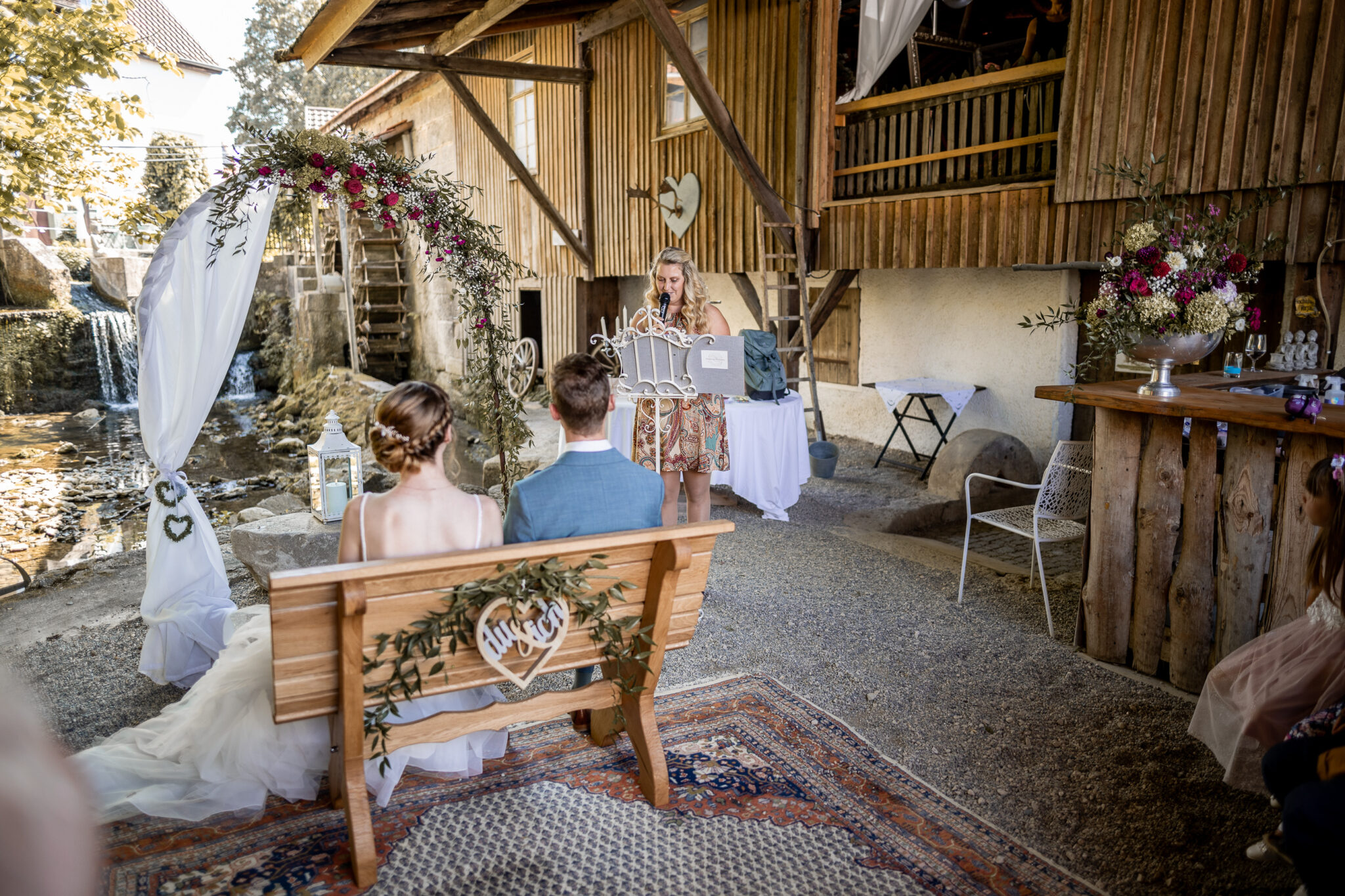 Freie Trauung mit der Traurednerin Julia von Amazing Moments in der Trostmühle in Bempflingen mit wunderschönem Traubogen