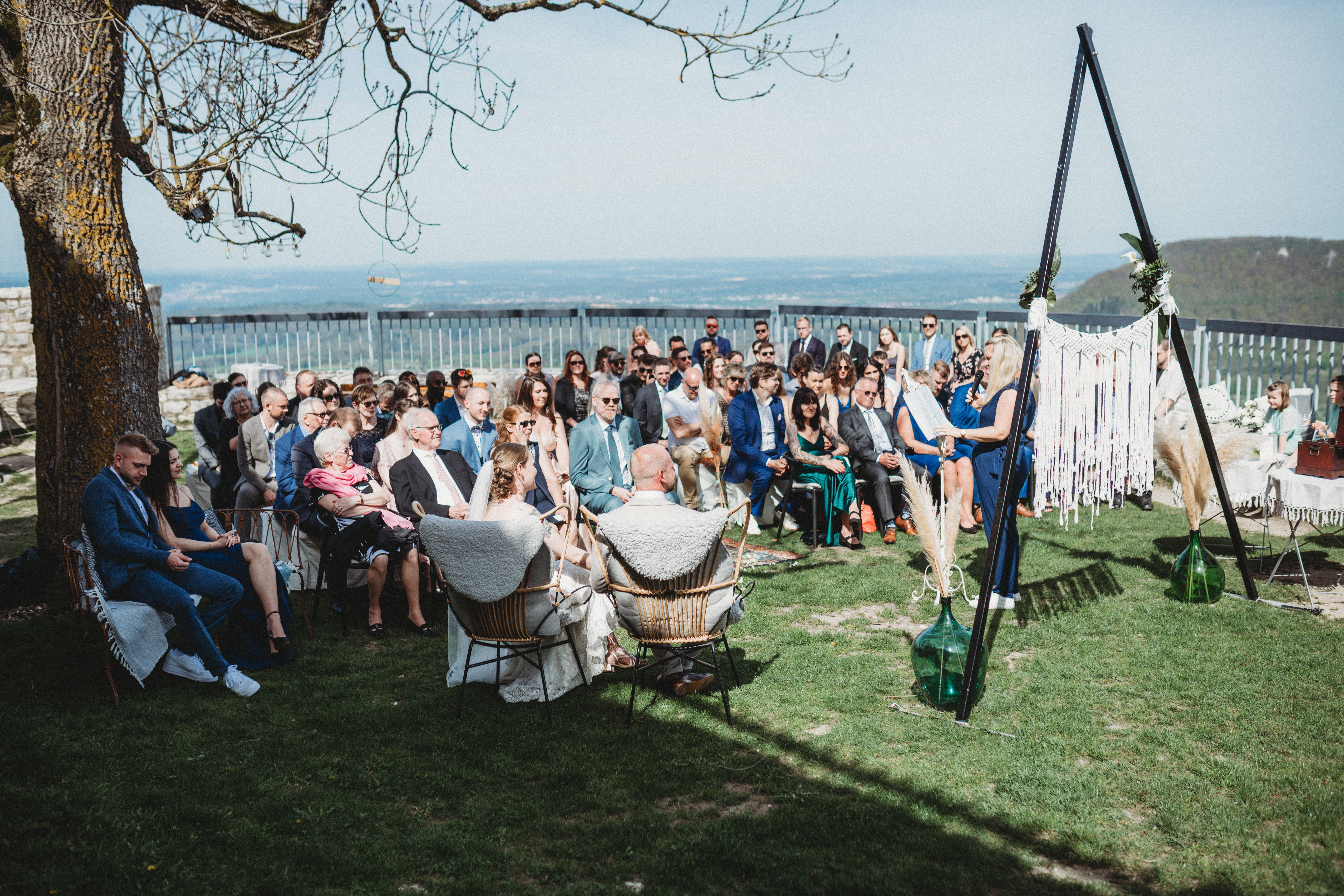 Freie Trauung auf der Burg Hohenneuffen mit einem glücklichen Hochzeitspaar und einem phantastischen Ausblick ins Neuffener Tal mit der Traurednerin Julia von Amazing Moments