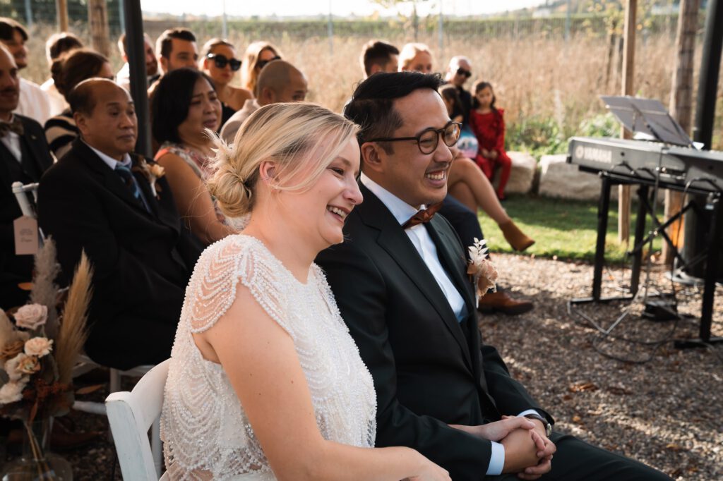 Brautpaar lacht herzlich bei einer freien Trauung mit der Traurednerin Julia von Amazing Moments in Laichingen