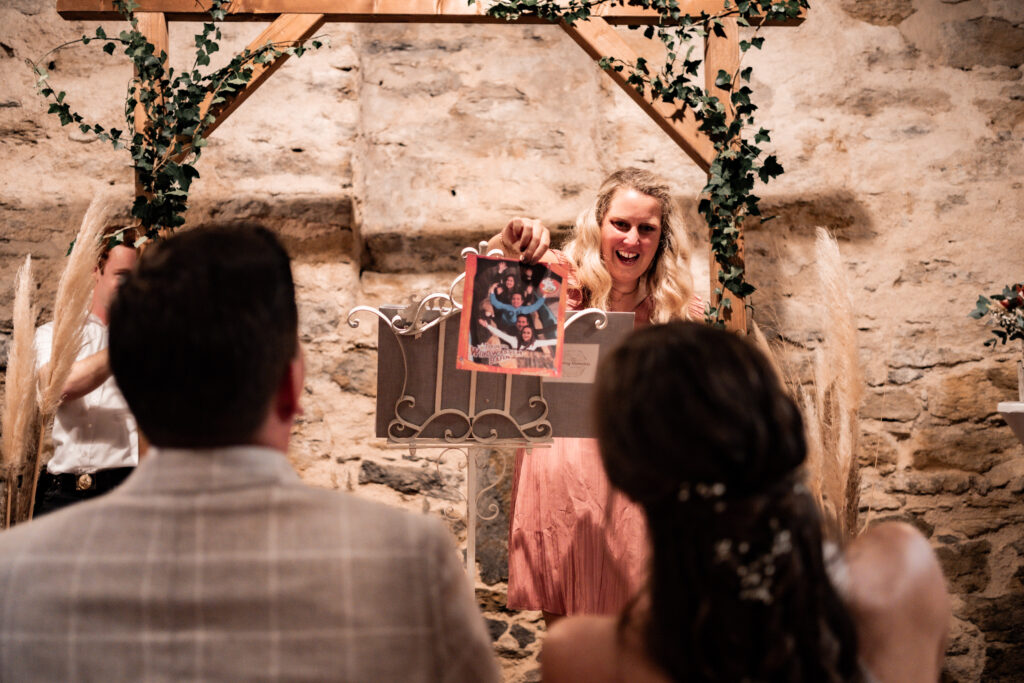 Traurednerin Julia von Amazing Moments in Aktion bei einer freien Trauung im Heiligen Keller in Beuren